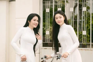 Ái nữ nhà Quyền Linh gây thương nhớ khi diện áo dài trắng, e ấp sánh bước bên mẹ