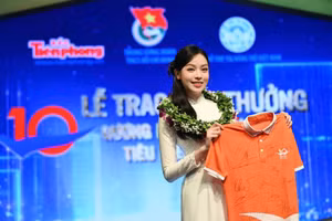 Hoa hậu Thanh Thủy vinh dự nhận giải thưởng Gương mặt trẻ Việt Nam tiêu biểu