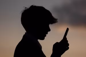 YouTube đang triển khai một hệ thống trí tuệ nhân tạo (AI) mới nhằm bảo vệ người dùng trẻ tuổi bằng các tính năng an toàn dành cho thanh thiếu niên. (Anna Barclay/Getty Images)