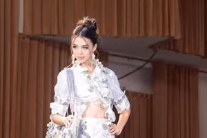 Vợ Tây của Bùi Tiến Dũng khoe vóc dáng 'điểm 10' trên sàn diễn thời trang