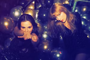 Taylor Swift, Selena Gomez gây sốt với phong cách thập niên 70