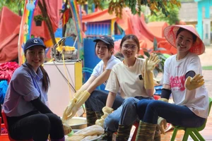 Kiều Duy cùng dàn hoa á hậu quyên góp hơn 300 triệu giúp đồng bào vượt bão lũ 