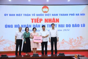 Bà Đào Thị Hồng Hạnh trao quà ủng hộ của trường THCS Đống Đa tới MTTQ thành phố.