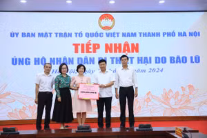 Bà Đào Thị Hồng Hạnh trao quà ủng hộ của trường THCS Đống Đa tới MTTQ thành phố.