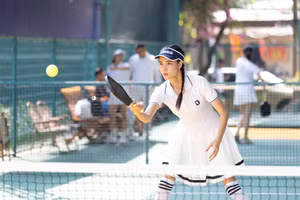 Sắc vóc nàng siêu mẫu vừa gãy xương đùi khi chơi pickleball