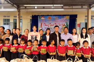 Hoa hậu Thùy Tiên tất bật làm thiện nguyện đầu năm mới