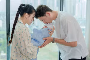 Vóc dáng gây ngỡ ngàng của bà xã Đặng Văn Lâm sau 1 tháng sinh con