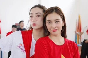 Hoa hậu Tiểu Vy 'vô cùng vinh dự' tham gia diễu hành mừng đại lễ