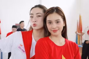 Hoa hậu Tiểu Vy 'vô cùng vinh dự' tham gia diễu hành mừng đại lễ