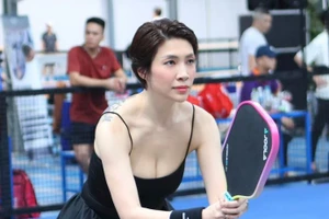Tình tin đồn của Công Vinh gây sốt với trang phục 'hở' bạo trên sân pickleball 