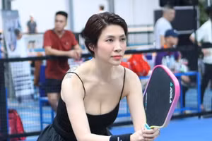 Tình tin đồn của Công Vinh gây sốt với trang phục 'hở' bạo trên sân pickleball 