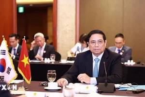 Thủ tướng Phạm Minh Chính tọa đàm với các chuyên gia, nhà khoa học Hàn Quốc trong lĩnh vực bán dẫn và trí tuệ nhân tạo. (Ảnh: Dương Giang/TTXVN)