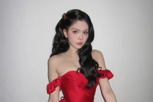 Ngọc Trinh trở lại đường đua Noel với phong cách gợi cảm đầy cuốn hút