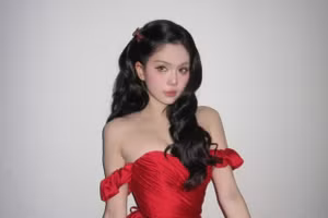 Ngọc Trinh trở lại đường đua Noel với phong cách gợi cảm đầy cuốn hút