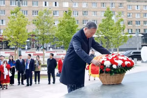Tổng Bí thư Tô Lâm dâng hoa tưởng nhớ Chủ tịch Hồ Chí Minh tại Moskva