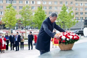 Tổng Bí thư Tô Lâm dâng hoa tưởng nhớ Chủ tịch Hồ Chí Minh tại Moskva