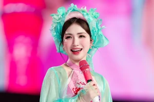 Hòa Minzy góp 400 triệu đồng xây cầu cho người dân Điện Biên