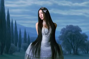 Hoa hậu Lương Thùy Linh đẹp ma mị trong loạt ảnh mới