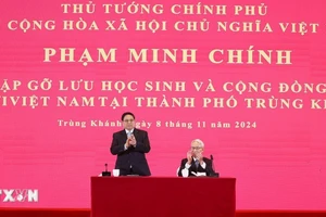 Thủ tướng Phạm Minh Chính tại cuộc gặp lưu học sinh và cộng đồng người Việt Nam tại thành phố Trùng Khánh, Trung Quốc. (Ảnh: Dương Giang/TTXVN)