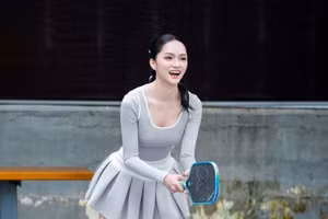 Hương Giang ghi điểm mạnh với phong cách tinh tế, trẻ trung trên sân pickleball