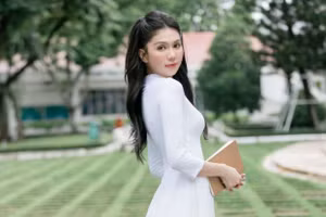 Ngọc Trinh 'lột xác' thành nữ sinh gây thương nhớ