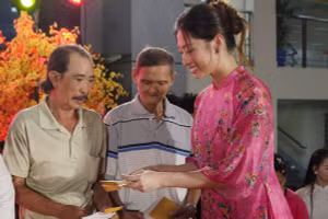 Dàn Hoa hậu, Á hậu gói bánh chưng, trao hơn 1,3 tỷ đồng tặng người nghèo 