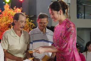 Dàn Hoa hậu, Á hậu gói bánh chưng, trao hơn 1,3 tỷ đồng tặng người nghèo 