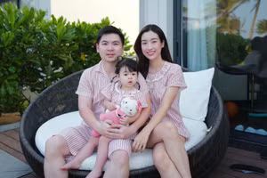 Hoa Hậu Đỗ Mỹ Linh diện đồ đôi cùng chồng con, khoe ảnh gia đình đầy hạnh phúc