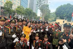 Hoa hậu Tiểu Vy, Thanh Thủy tự hào tham gia diễu binh, diễu hành