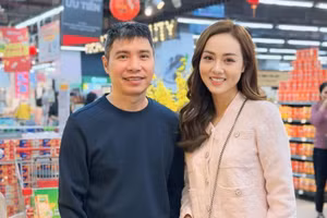 NSND Công Lý rạng rỡ, tay trong tay cùng vợ sắm Tết