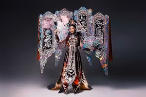 Quế Anh trình diễn ấn tượng trang phục 'Khảm Xà Cừ' tại Miss Grand International 2024