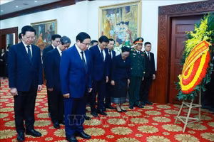 Thủ tướng Phạm Minh Chính viếng đồng chí Khamtay Siphandone