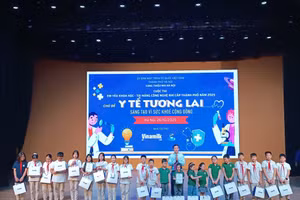 Hàng trăm thí sinh hào hứng tham gia 'Em yêu khoa học-Tài năng công nghệ nhí 2025'