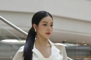 Hoa hậu Thanh Thủy học ngôn ngữ ký hiệu, làm bánh cùng trẻ em khuyết tật