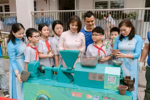 Cô trò trường Tiểu học Vạn Bảo (phường Hà Đông) hào hứng trải nghiệm giàn máy tái chế.