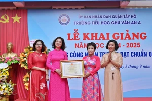 Hiệu trưởng Trường Tiểu học Chu Văn An A - cô Nguyễn Thị Huệ (thứ 2 bên trái) đón Bằng công nhận "Trường đạt chuẩn Quốc gia". Ảnh: Ngọc Nga