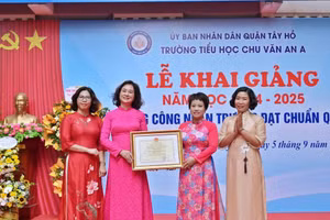 Hiệu trưởng Trường Tiểu học Chu Văn An A - cô Nguyễn Thị Huệ (thứ 2 bên trái) đón Bằng công nhận "Trường đạt chuẩn Quốc gia". Ảnh: Ngọc Nga