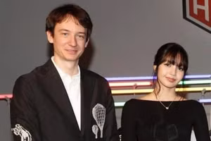 Lisa (BLACKPINK) bị bắt gặp hẹn hò cùng bạn trai tin đồn ở Italia