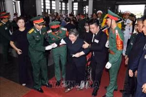 Cô giáo của Tổng Bí thư Nguyễn Phú Trọng ngồi xe lăn đến viếng học trò