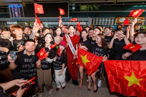 Hương Giang rạng rỡ diện áo dài đỏ, chính thức lên đường tham gia Miss Universe