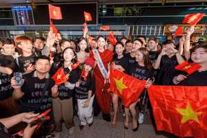 Hương Giang rạng rỡ diện áo dài đỏ, chính thức lên đường tham gia Miss Universe