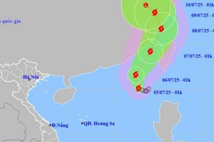 Biển Đông đón bão số 2, sức gió mạnh nhất vùng gần tâm bão giật cấp 10
