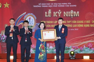 Trường THPT Văn Giang kỷ niệm 60 năm ngày thành lập và đón nhận HCLĐ hạng Nhất
