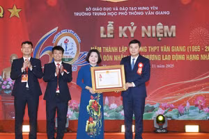 Trường THPT Văn Giang kỷ niệm 60 năm ngày thành lập và đón nhận HCLĐ hạng Nhất