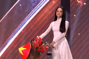 Hương Giang tỏa sáng với áo dài trắng, chinh phục khán giả tại Miss Universe