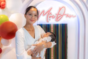 H'Hen Niê tinh tế tôn vinh văn hóa Ê Đê trong tiệc đầy tháng con gái