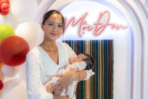 H'Hen Niê tinh tế tôn vinh văn hóa Ê Đê trong tiệc đầy tháng con gái