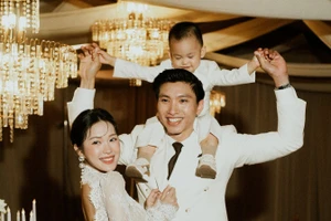 Ngắm khoảnh khắc ngọt ngào của Đoàn Văn Hậu và bà xã mừng hai năm về chung nhà