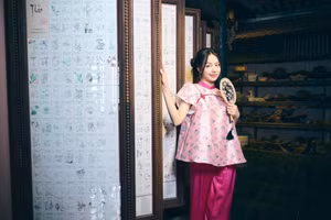 Hoa hậu Thanh Thủy gây chú ý với trang phục đặc biệt đón Tết