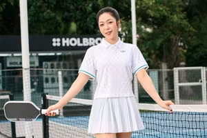 'Bạn gái tin đồn' Quang Lê khoe nhan sắc rạng rỡ trên sân pickleball ở tuổi U40